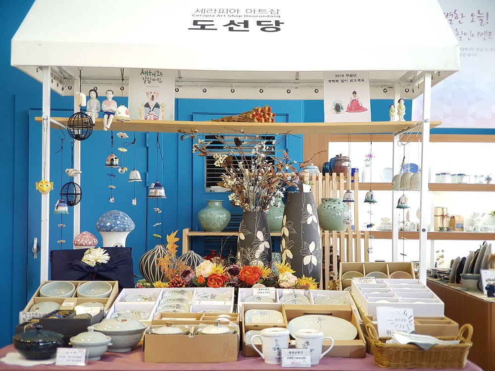한국도자재단이 추석을 맞아 오는 10월 14일까지 ‘도선당 아트숍 도자 특별 할인 이벤트’를 개최한다.