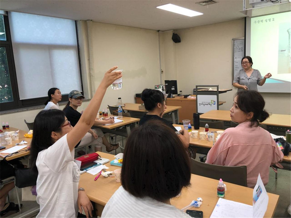 경기도일자리재단 여성능력개발본부는 경기북부지역 여성들을 대상으로  ‘2018년 찾아가는 시·군 교육’ 강사양성과정 교육생을 모집한다. 사진은 창의과학놀이지도사 교육과정의 모습.