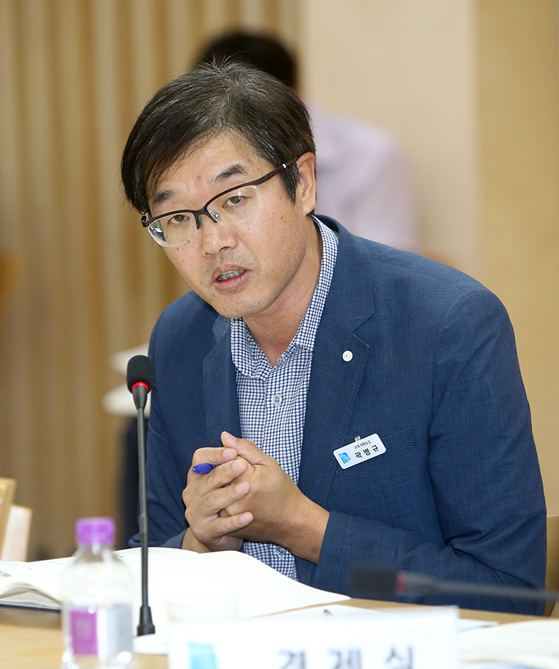 경기도 규제개혁추진단 곽병규 팀장이 기업규제 해소를 통한 일자리 창출 방안에 대해 발표하고 있다.