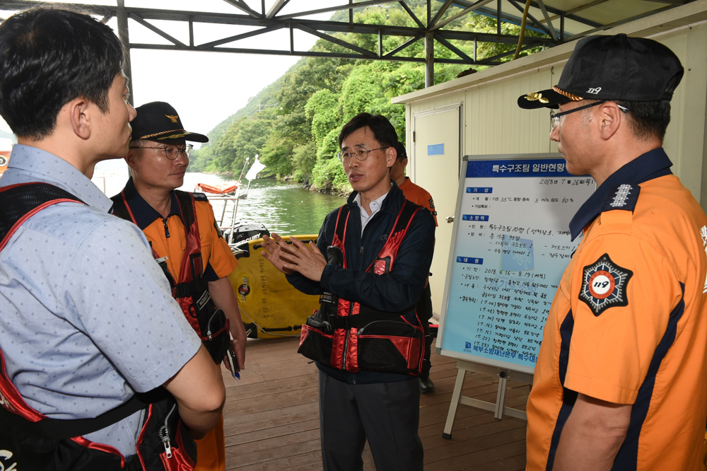 지난 7월 김진흥 행정2부지사가 물놀이 안전사고 예방을 위한 현장점검을 실시하는 모습.