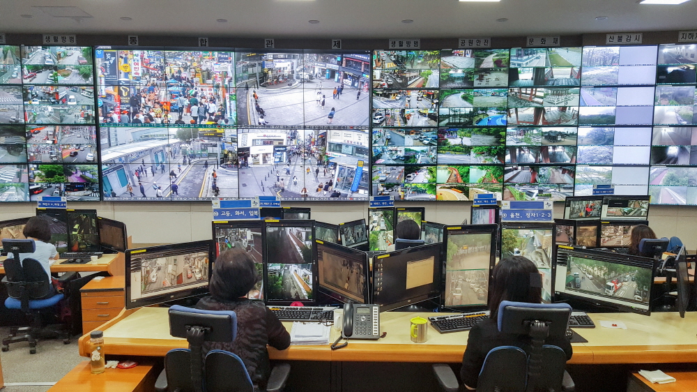 경기도가 오는 2022년까지 순차적으로 793억5000만 원을 들여 오래된 저화질 방범 CCTV 6310대를 고화질로 바꾸고, 설치 대수도 총 7040대 늘리기로 했다. 관제센터 사진.