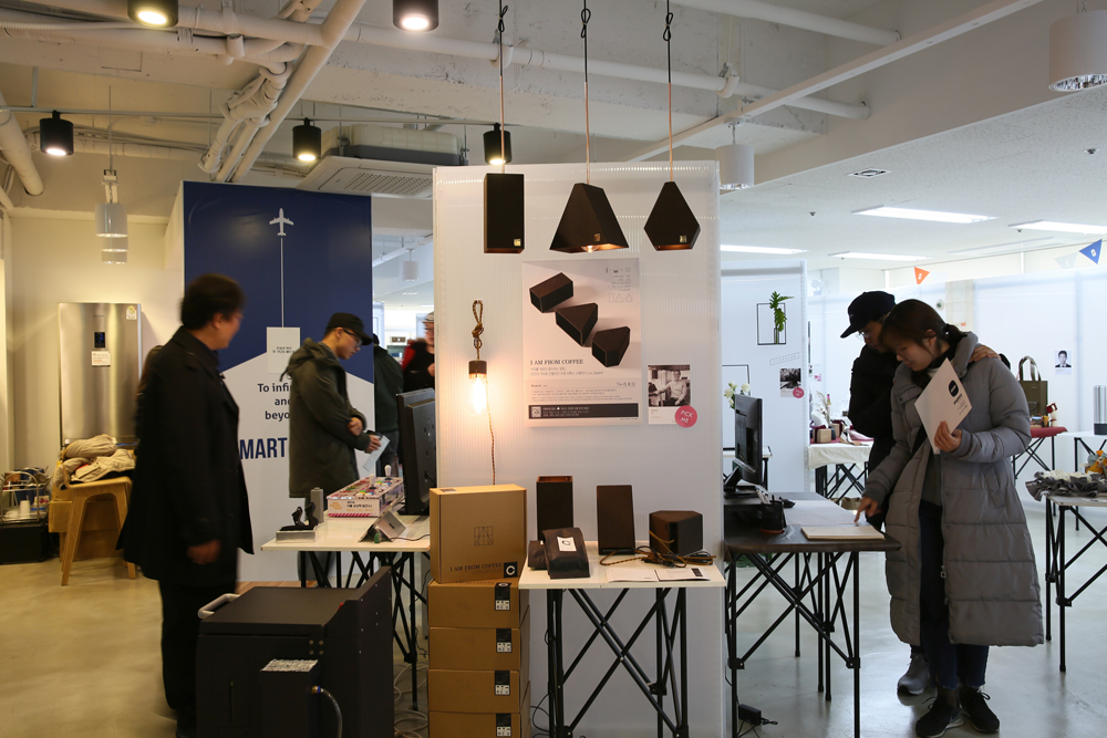 경기도와 경기콘텐츠진흥원은 11월 16일부터 17일까지 동대문디자인플라자에서 열리는 ‘뉴 메이커스 코리아(New Makers Korea) 2018’의 참가기업을 10월 1일까지 모집한다. 지난해 행사 모습.