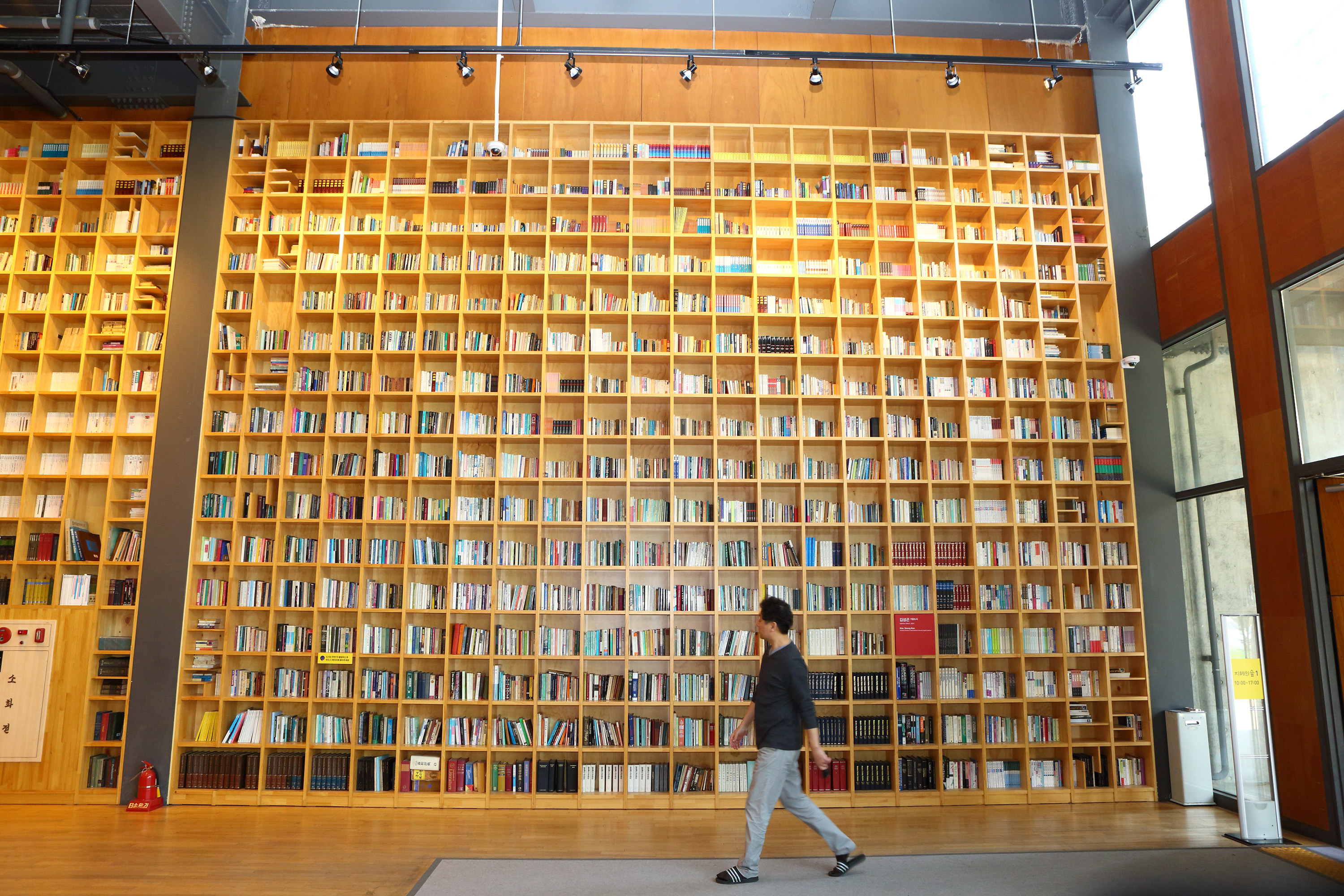 누구나 자유롭게 이용할 수 있는 열린 도서관 파주 ‘지혜의 숲’.