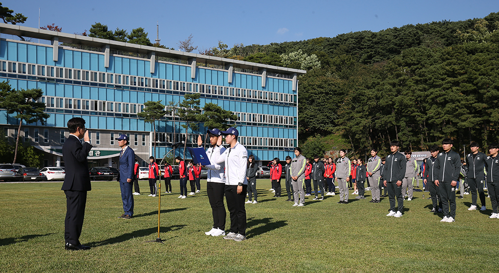 이날 결단식에서 출전 선수단을 대표해 경기체육고등학교 소속 김원효 복싱선수와 양은서 육상선수가 선수선서를 하고 있다. 