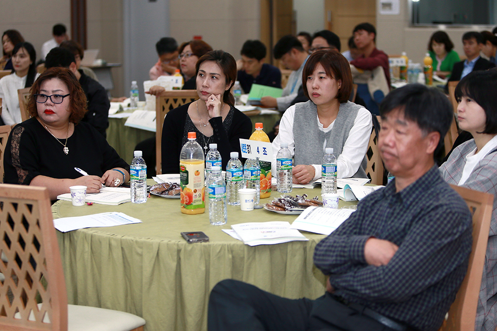 토론회에 참여한 도민들이 패널들의 의견을 듣고 있다.