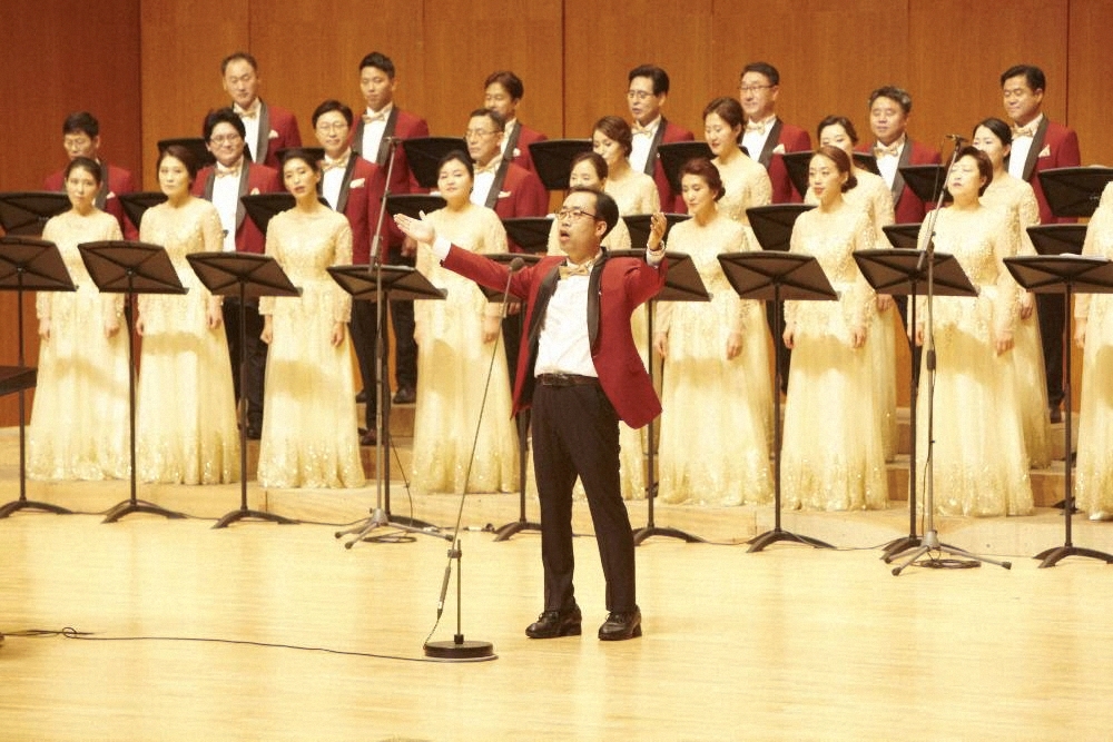 경기도청합창단의 단원이 솔로로 노래를 부르고 있다.
