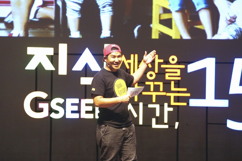 첫 번째 강연자로 나선 송정훈 유타컵밥 대표는 전교 꼴찌, 날라리 춤꾼에서 300억 원 CEO로 성장한 자신의 경험을 공유했다. 