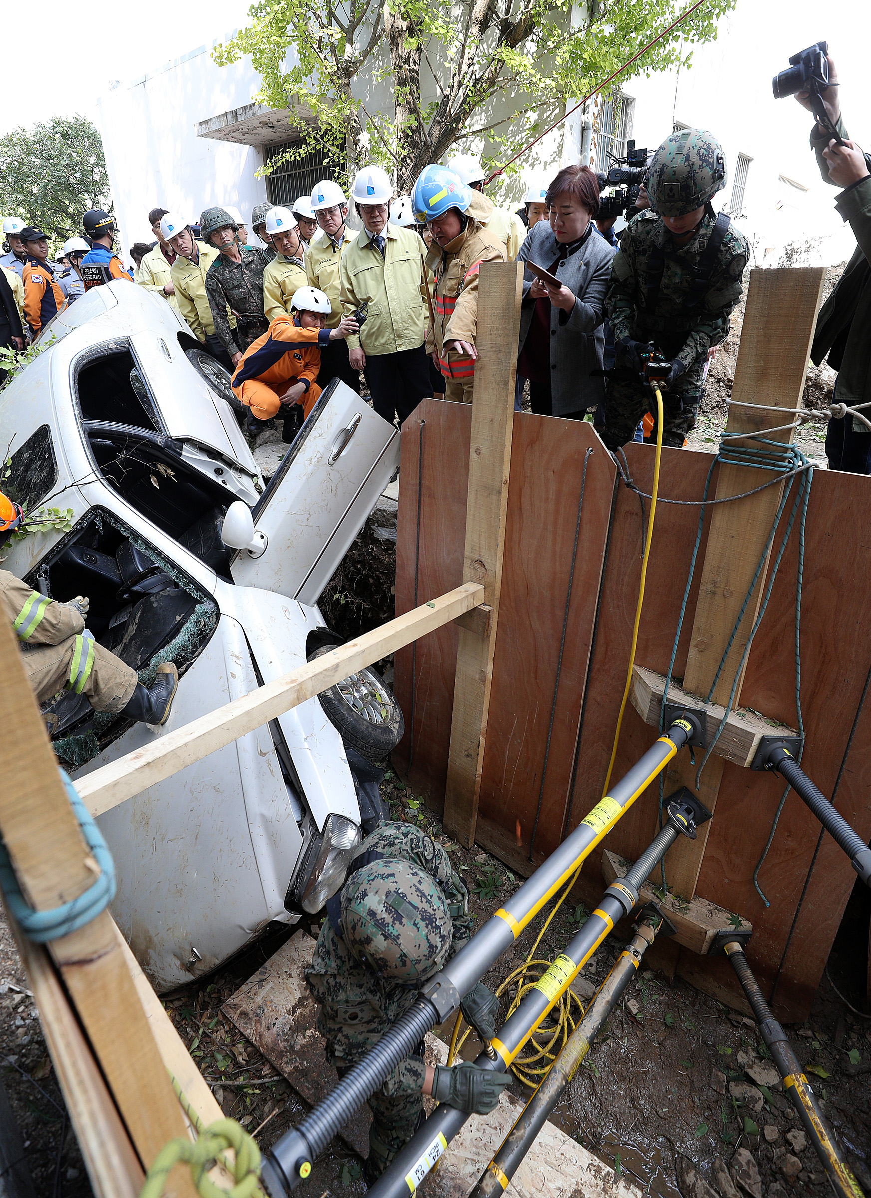 경기도 소방재난본부 소방관들과 군인들이 지진으로 인해 전복된 차량에 고립된 환자를 구조하고 있다.