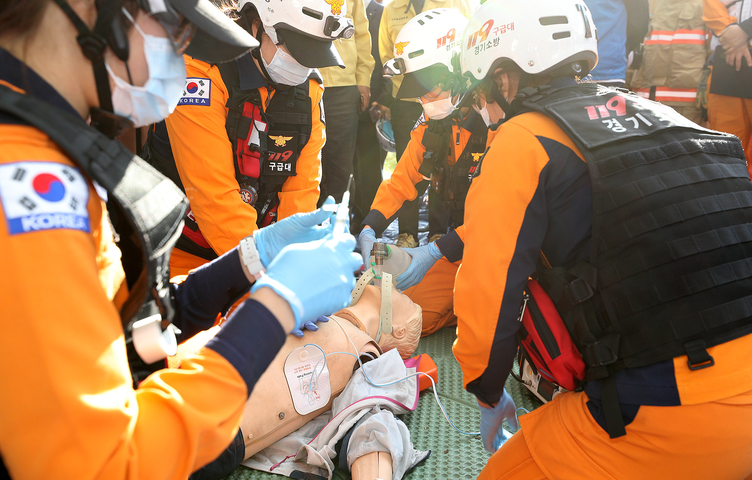 경기도 소방재난본부 119구급대원들이 응급환자 구호활동을 펼치고 있다. 