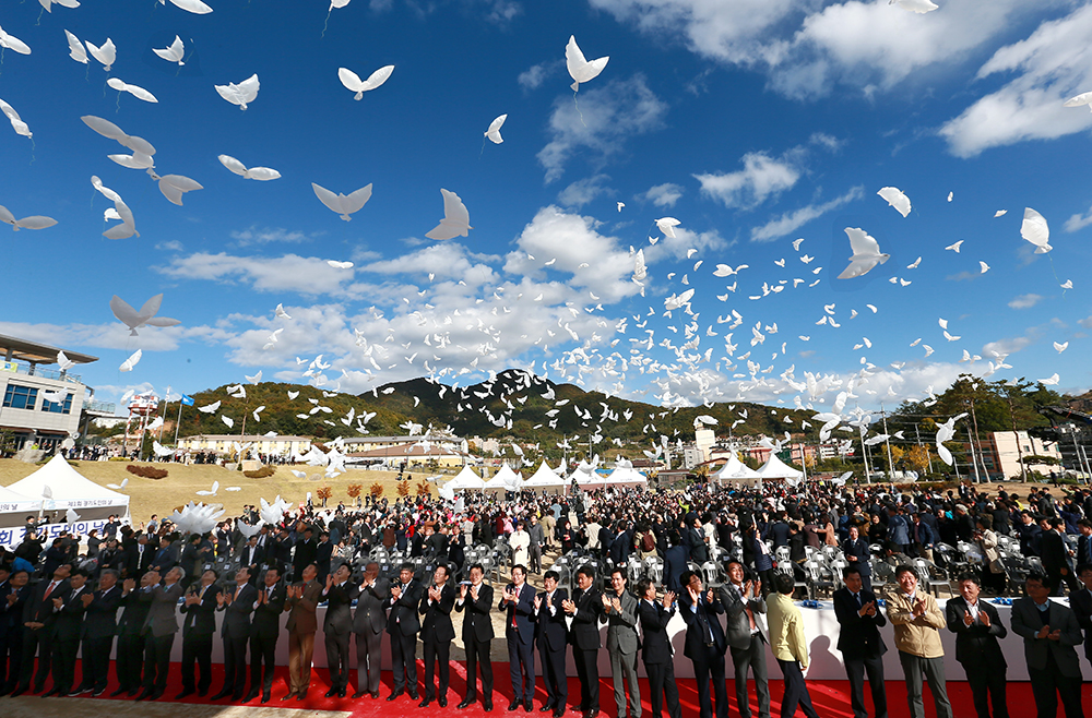 이재명 지사를 비롯한 1018명이 평화천년기원식에서 친환경 소재 소망 비둘기를 하늘로 날리는 퍼포먼스를 하고 있다.