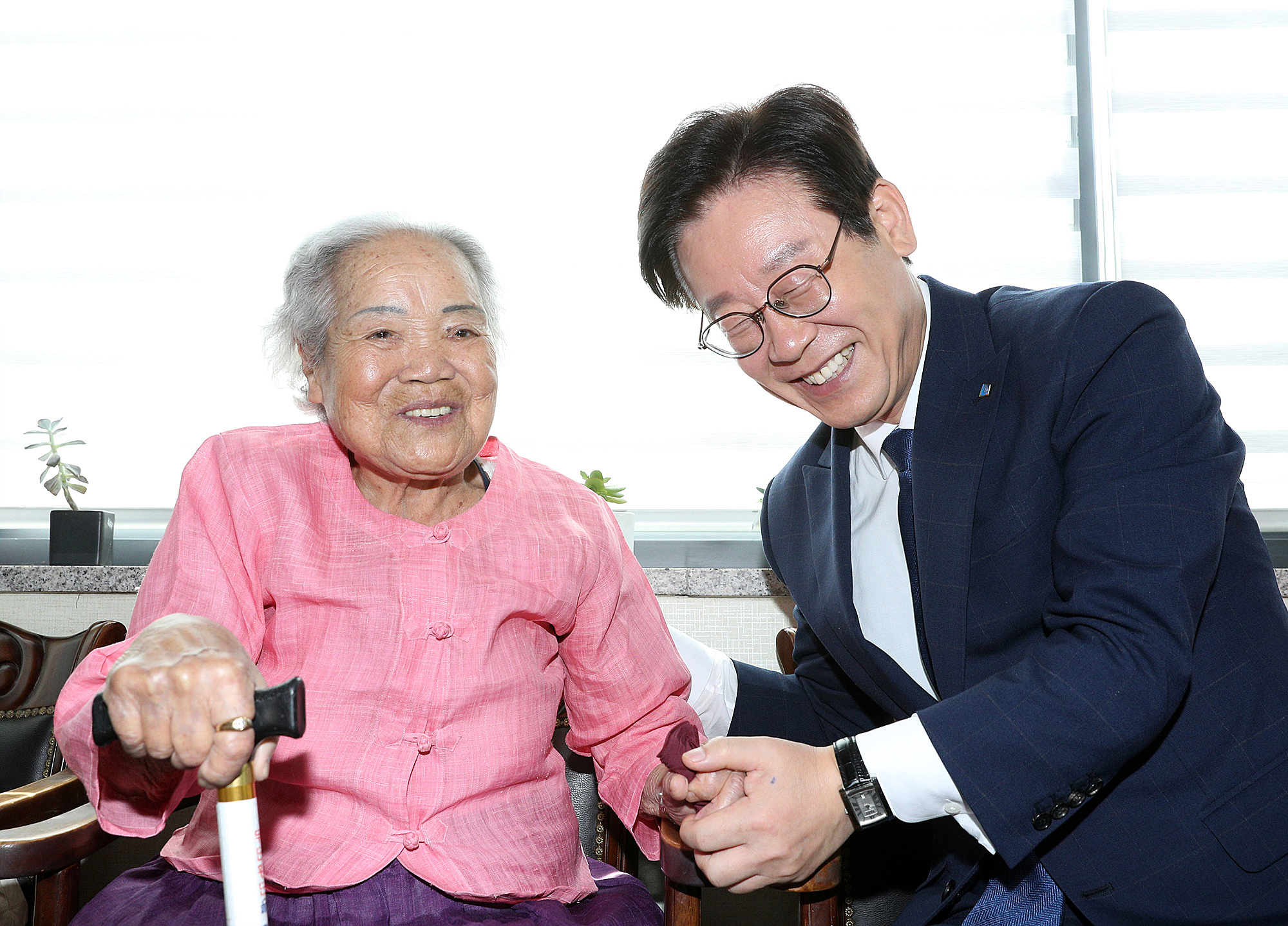 지난 8월 광주 나눔의 집을 방문한 이재명 지사가 이옥선 할머니와 즐겁게 이야기를 나누고 있다.