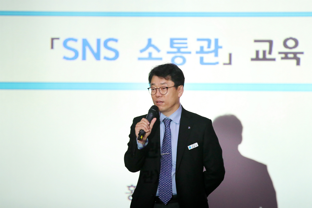 곽윤석 경기도 홍보기획관은 “누군가에게는 SNS가 유일한 소통창구일 수 있다는 마음으로 소통관들 모두가 민원인들의 하소연과 억울함에 세심하게 귀 기울였으면 한다”며 “도민들과 열린 마음으로 소통하고 도정 홍보에도 적극 나서주길 기대한다”고 당부했다.