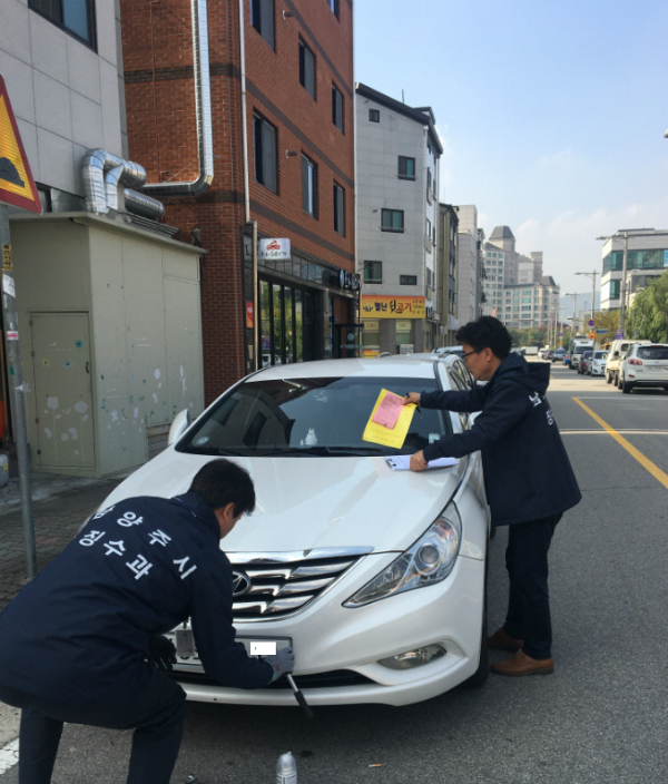 경기도가 최근 도 전역에서 시‧군과 함께 체납차량 단속에 나서 1587대의 번호판을 영치한 결과, 614대로부터 3억1620만원의 체납세금과 과태료를 징수했다고 24일 밝혔다. 체납차량 번호판 영치 모습.