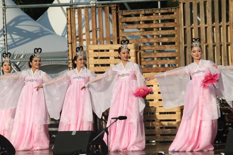 메인무대에서 러시아, 카자흐스탄에서 온 고려인 예술단이 공연을 하고 있다. 