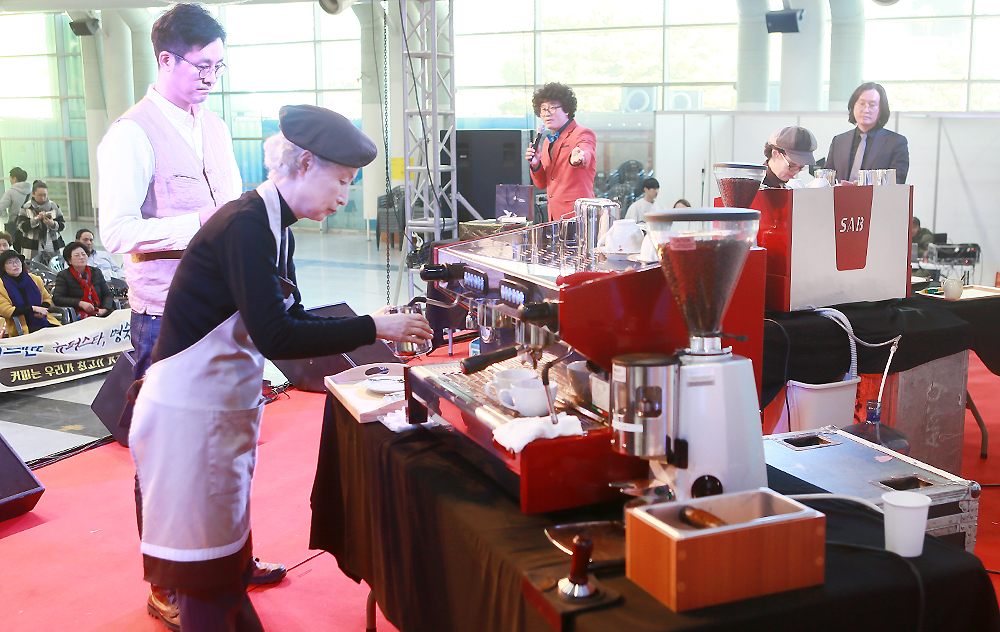 이날 오후에 개최된 바리스타 경연대회에 참가한 어르신들이 라떼아트를 만들고 있다.