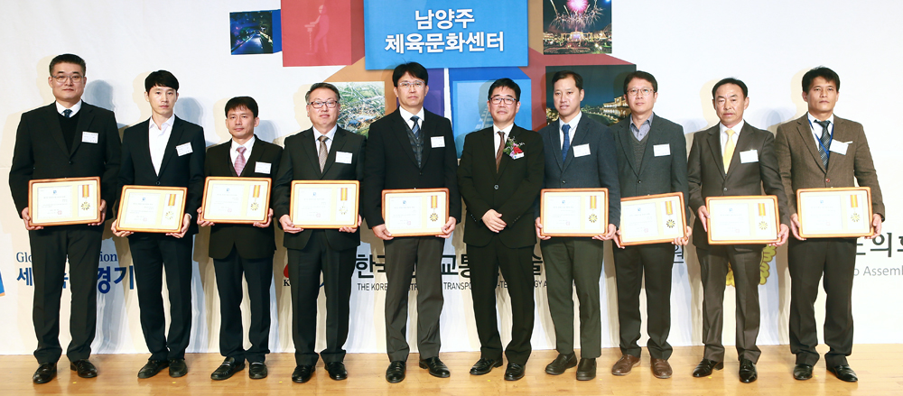 개막식에는 건설 신기술 활성화에 기여한 건설 신기술 유공자 및 2018년도 건설 신기술 경진대회 입상자 22명에 대한 표창장 수여식도 함께 거행됐다.