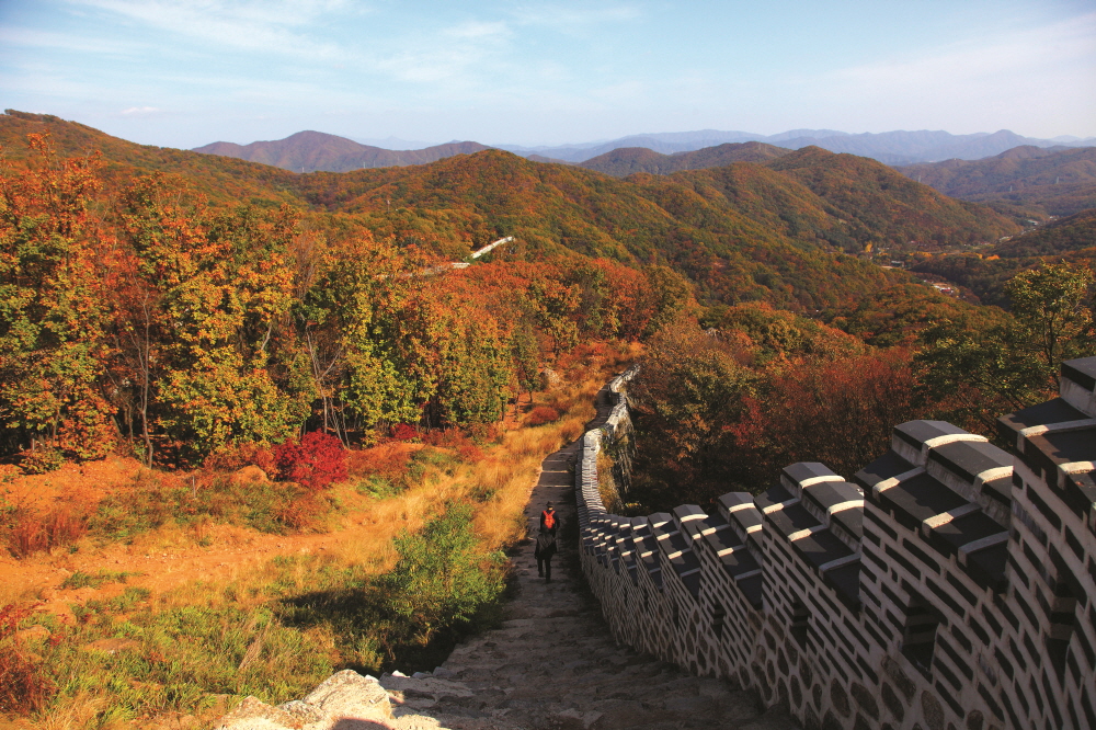 등산로와 성곽이 잘 보존된 남한산성은 가을 산행을 즐기기에 알맞은 곳이다.
