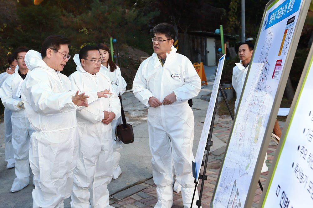 이재명 경기도지사는 1일 오후 양주시 은현면에 있는 한 양계농장을 방문해 서상교 도 축산산림국장으로부터 AI 예방을 위한 특별방역대책을 보고받고 농가 현장을 점검했다.