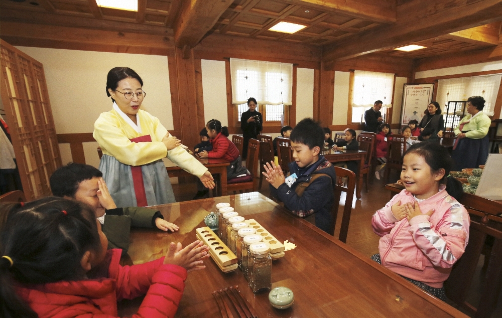 2일 오전 수원시 팔달구 정조로에 있는 수원전통문화원의 제공헌(濟恭軒)에서 진행된 ‘수원풍속도첩Ⅰ향낭과 다식’ 프로그램에서 아이들이 전통 향을 몸에 바른 후, 향을 맡아보고 있다.