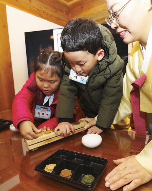 아이들이 강사의 지도 아래 효자다식으로 불렸던 도토리 다식과 마를 재료로 한 다식을 만들고 있다.