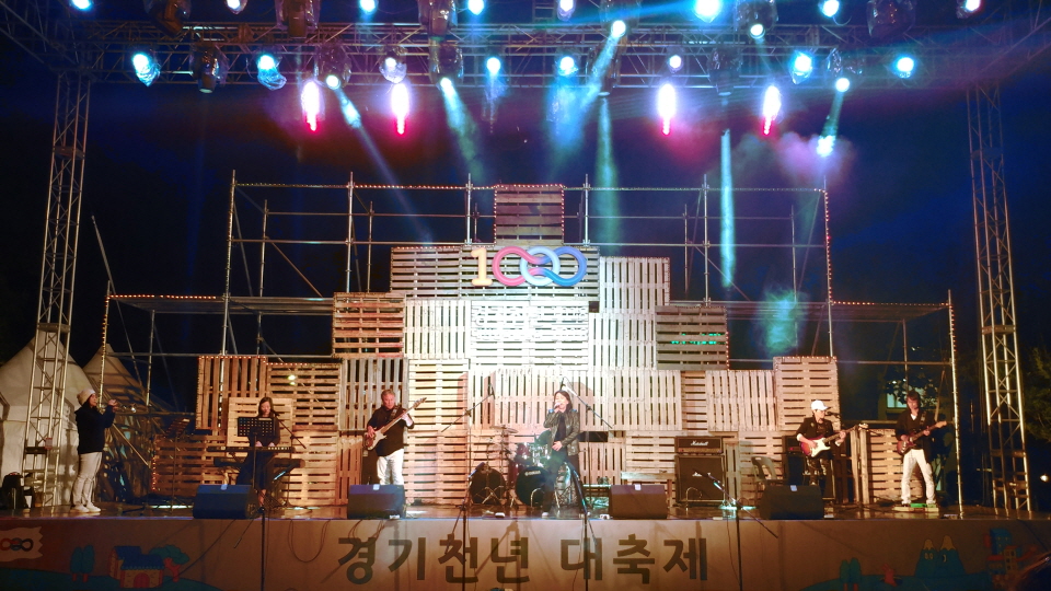 노래마당 사람들이 공연을 진행하고 있다.