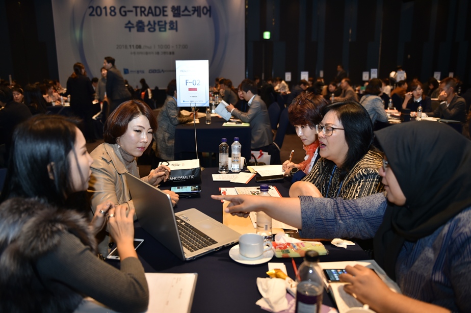 경기도는 8일 수원시 라마다 호텔에서 일본, 미국 등 10개국 해외 바이어 50여 개사가 참가한 가운데 ‘2018 헬스케어 수출상담회’를 열었다.