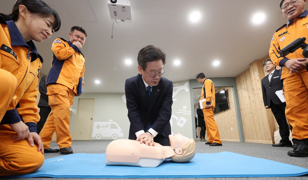 이재명 지사가 용인소방서 내 안전문화체험관에서 심폐소생술 체험을 하고 있다.