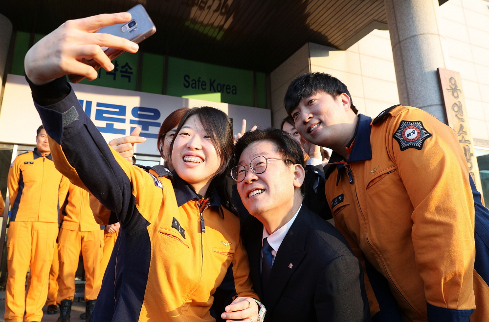 용인소방서 직원들이 이재명 지사와 함께 스마트폰으로 사진을 찍으며 환하게 웃고 있다. 