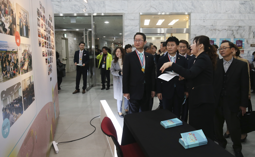 콘서트 참석 인사들이 평생학습마을 생활기술학교 체험부스를 둘러보고 있다.