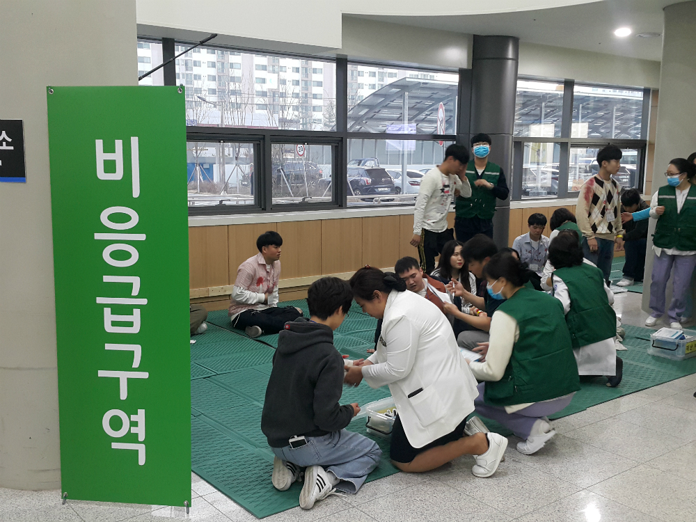 경기도는 26일 오후 5~7시 경기도의료원 안성병원에서 재난응급의료 취약지역 재난대응 종합모의훈련을 실시했다고 밝혔다. 
