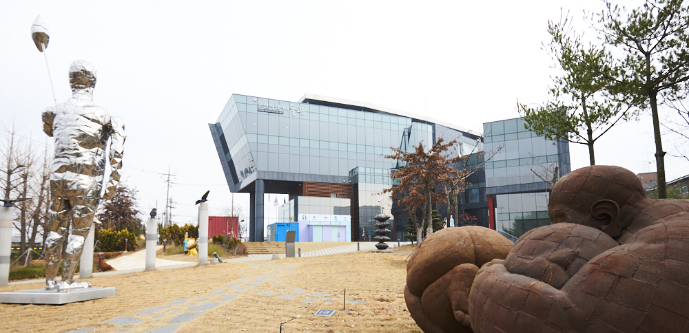지난 2012년 문화공장오산으로 개관한 오산시립미술관은 2017년 미술관 등록을 마치며 명칭을 시립미술관으로 변경했다.