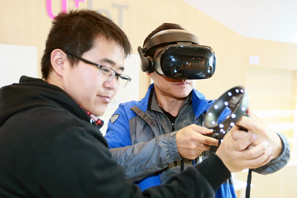 한 관람객이 중국 VR기업이 마련한 VR 기기를 사용해보고 있다.