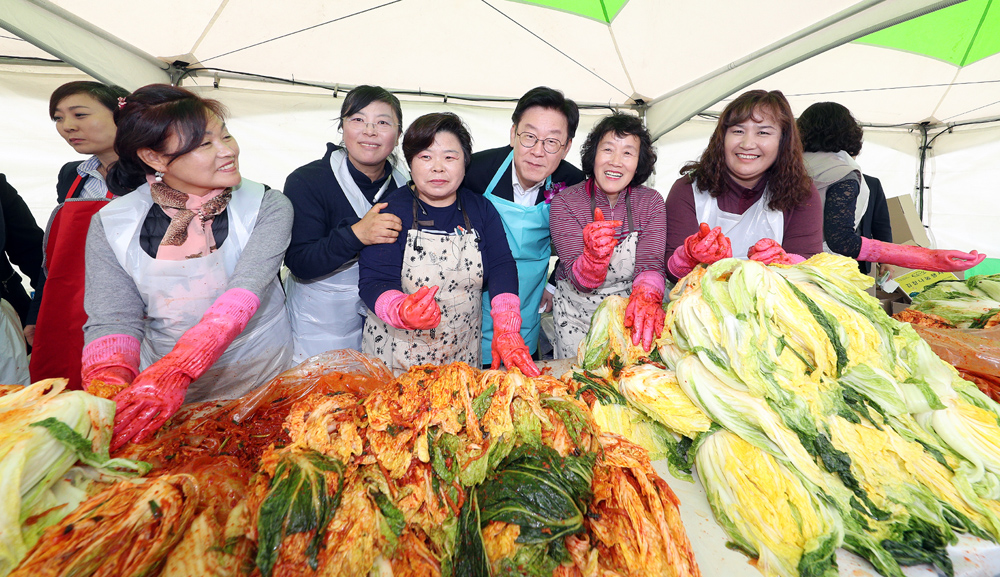 경기도는 오는 2019년부터 포천지역 군부대를 대상으로 ‘지역농산물 군 급식 시범사업’을 추진한다. 지난 11월 6일 열린 제23회 경기도 농업인의 날 기념식에 참석한 이재명 경기도지사가 김장나눔 부스에서 도민들과 기념촬영을 하고 있다.