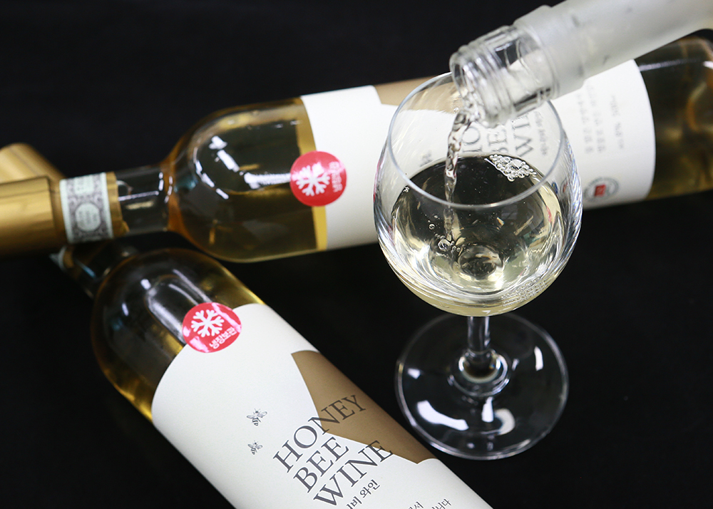 ‘허니비 와인’은 경기도농업기술원이 지난 2011년 국내 최초로 개발해 아이비영농조합법인(양평군 소재)으로 기술 이전한 와인으로, 벌꿀 100%를 사용한 ‘벌꿀 와인’이다.