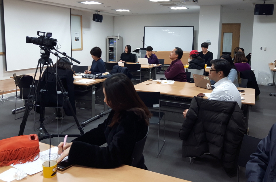 평소보다 많은 사람이 참석해 열정적으로 그의 강연을 들었다.
