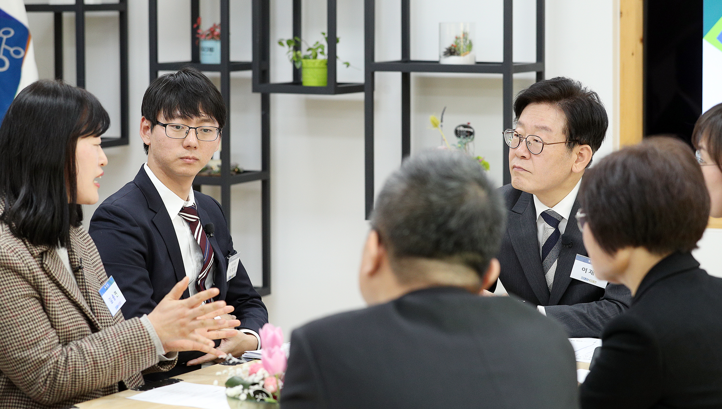 이재명 지사가 수원 조원초등학교 1학년 학부모인 김송연 씨의 이야기를 경청하고 있다.