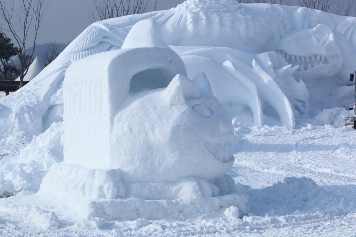 ‘2019 연천 구석기 겨울여행’에서는 구석기 시대의 동물 눈 조각 등 다양한 테마의 초대형 눈 조각을 만날 수 있다.
