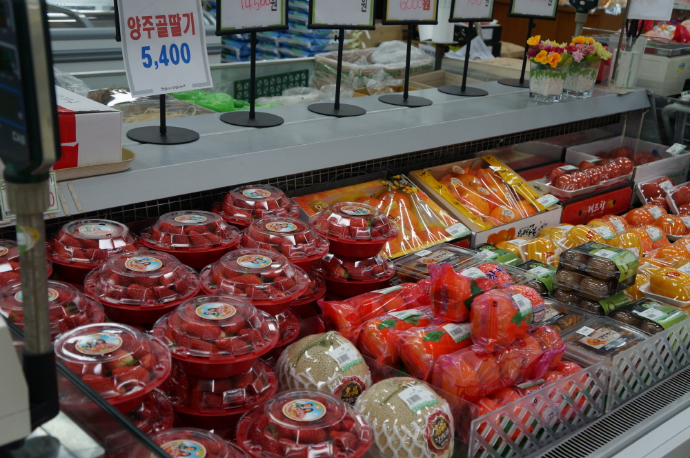 지역 상점의 가판대에 딸기가 진열돼 있다.