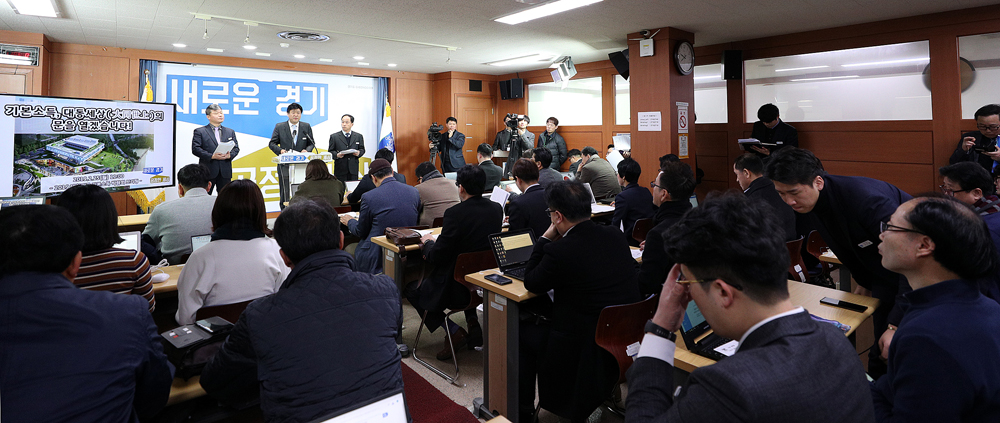 김용 경기도 대변인은 25일 도청에서 브리핑을 열고 오는 4월 29일부터 30일까지 이틀간 수원컨벤션센터에서 ‘2019 대한민국 기본소득박람회’를 개최한다고 발표했다.