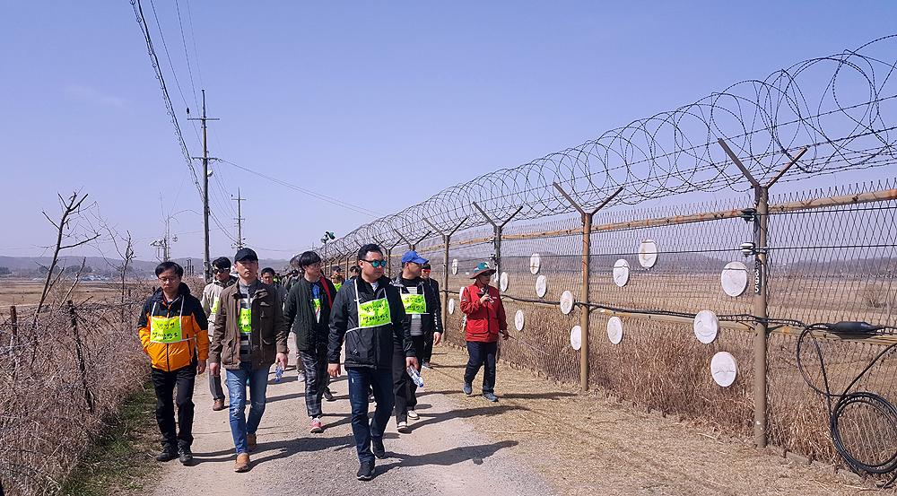 올해 새롭게 개설된 ‘DMZ 평화따라 걷기’ 과정 참가자들이 비무장지대(DMZ)를 따라 걷고 있다.