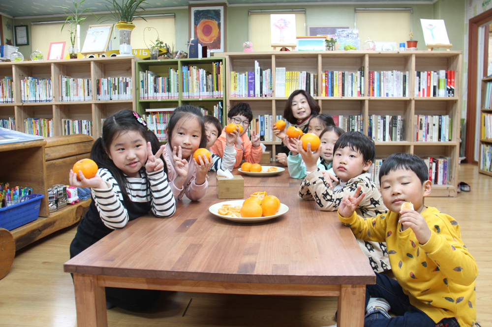 경기도는 현재 지역아동센터와 공동생활가정의 어린이들에게만 제공하고 있는 ‘경기도 어린이 건강과일’을 6월 12일부터 도내 모든 어린이집에 제공한다고 밝혔다. 자료 사진.