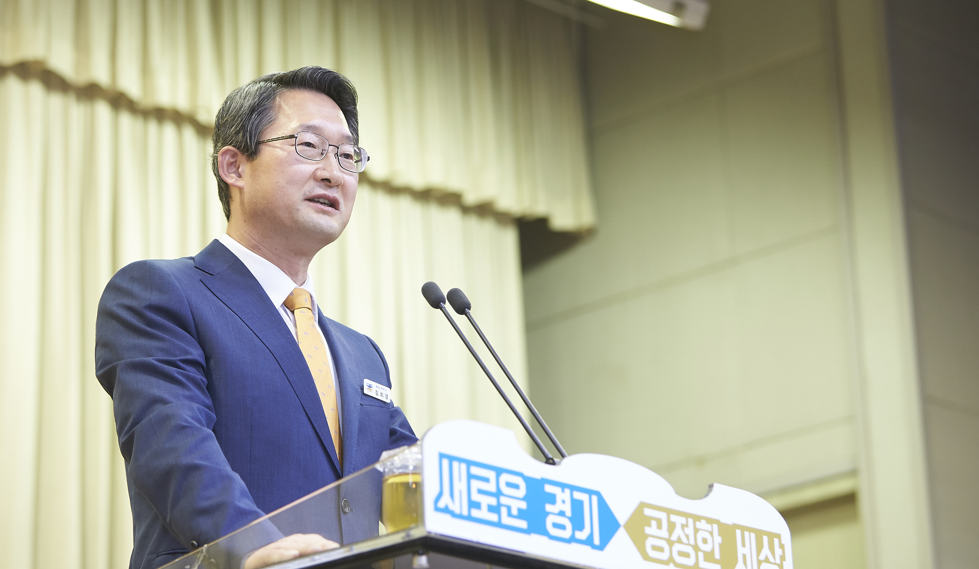 ‘2019 상반기 퇴직자 정부포상 및 장기근속 공무원상 수여식’에서 김희겸 경기도 행정1부지사가 축하인사를 하고 있다.