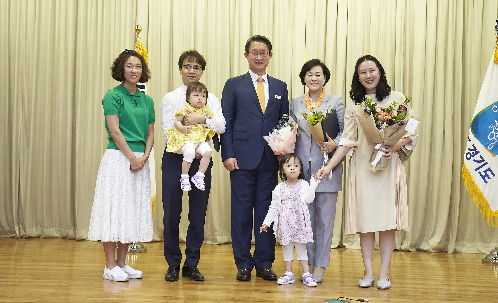 김희겸 부지사를 비롯해 오현숙 지방부이사관, 오 지방부이사관의 가족들이 기념사진을 찍고 있다. 