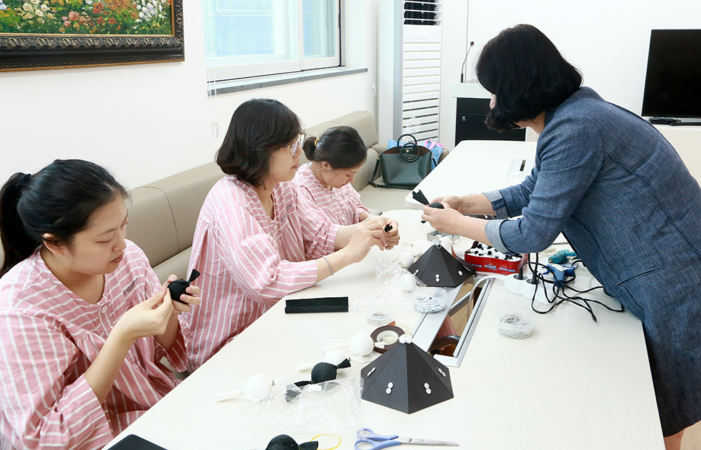 경기 여주공공산후조리원에 입소한 산모들이 아이를 위한 모빌 만들기 프로그램에 참여하고 있다.