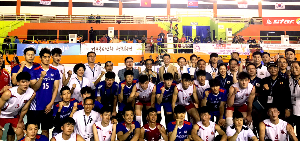 ‘한반도 평화를 위한 아시아 국제배구대회’가 지난 6월 22일부터 25일까지 인도네시아 자카르타에서 한국과 북한을 비롯한 인도네시아, 베트남 등 4개국이 참가한 가운데 열렸다. 남자부 남북 대결이 종료된 후 남북한 선수들이 기념촬영을 하고 있다.
