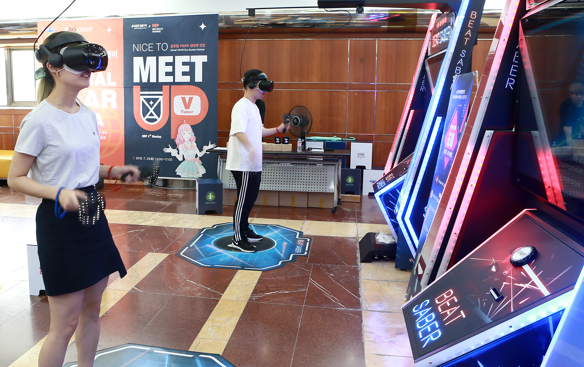 이번 행사에는 VR·AR 저변 확대를 위해 국내외에서 최고 인기를 누리고 있는 VR 리듬 게임인 ‘비트세이버(Beat Saber)’를 직접 즐길 수 있는 비트세이버 아케이드도 무료 운영했다. 