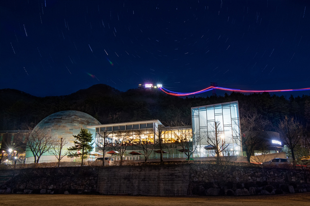 ‘양주 송암스페이스센터’는 케이블카를 타고 천문대에 오를 수 있어 색다른 재미를 느낄 수 있는 곳으로 유명하다.