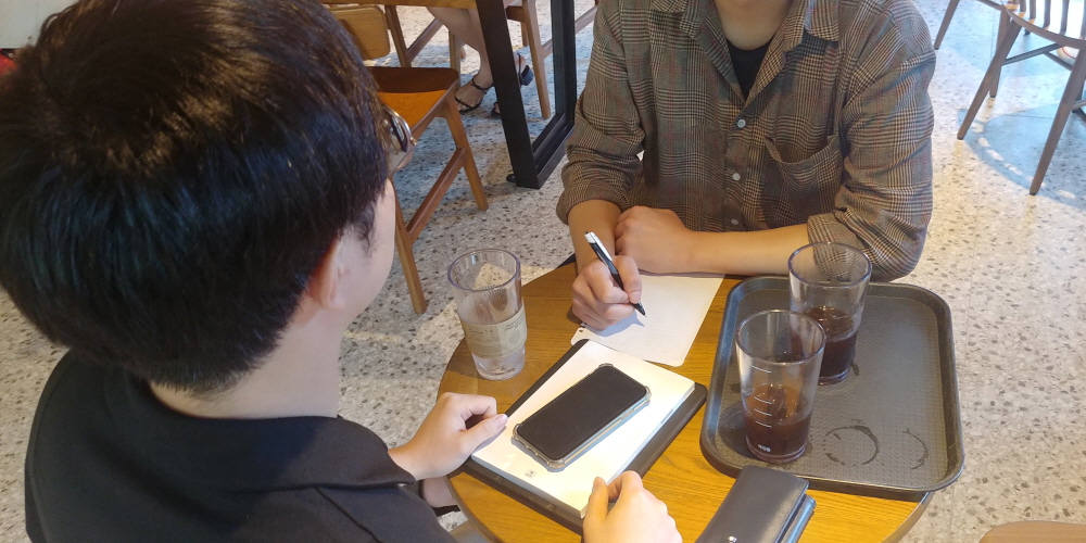 지난 16일, 서울 시내에 있는 한 카페에서 만나 이야기를 나눴다.