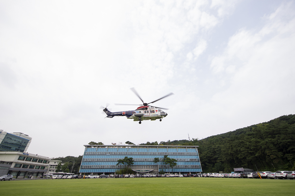 ‘닥터헬기’는 경기소방재난본부 소속 구조구급대원 6명이 상주하는 등 ‘소방시스템’과 연계해 운영되는 전국 최초의 24시간 응급의료전용 헬기로, 8월 31일부터 정식 운영된다.