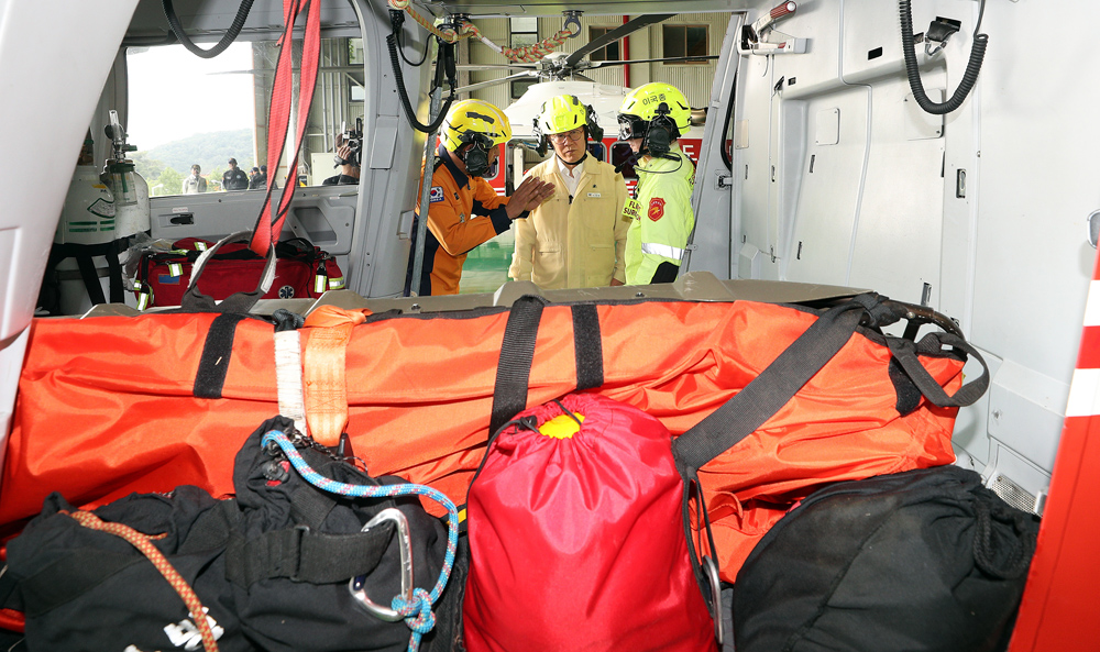 이날 닥터헬기로 경기도소방재난본부 특수대응단로 이동한 이재명 지사가 특수대응단 헬기 등에 대한 브리핑을 받고 있다.